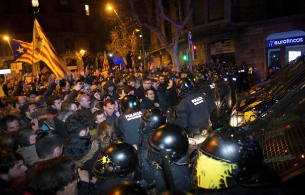 Los Mossos d´Esquadra impiden el paso de manifestantes en las inmediaciones de la Delegación del Gobierno en Barcelona.EFE/ Enric Fontcuberta.