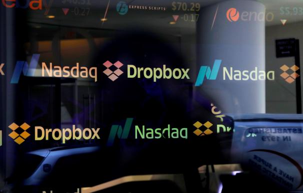El logo de Dropbox en un mercado Nasdaq, en Times Square, Nueva York (Estados Unidos) el 23 de marzo de 2018. EFE/ Peter Foley