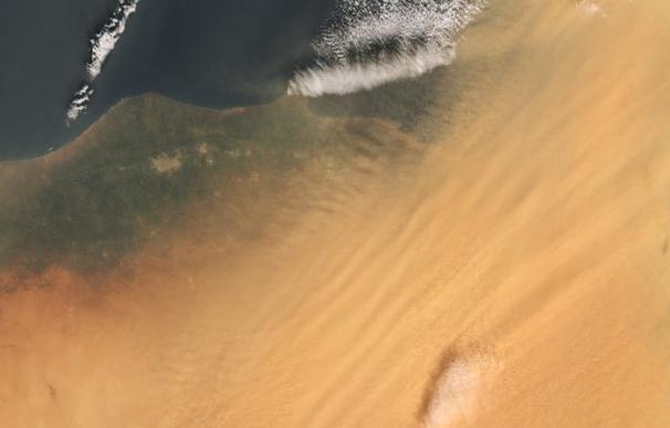 La arena y polvo del norte de África tiñen de naranja la nieve en el este de Europa