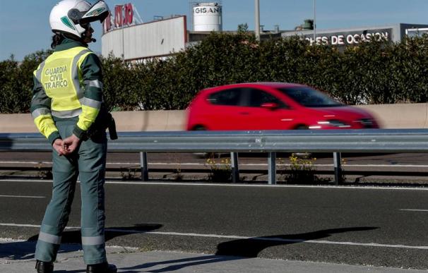 Una agente de la Guardia Civil de Tráfico regula la fluidez en los desplazamientos de los automovilistas. EFE