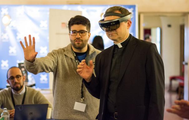 Un sacerdote prueba unas gafas de realidad virtual / Courtesy of Major League Hacking