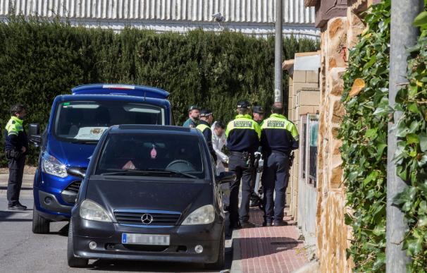 Agentes en el domicilio donde fueron hallados los cuerpos, en Las Torres de Cotillas (Murcia)