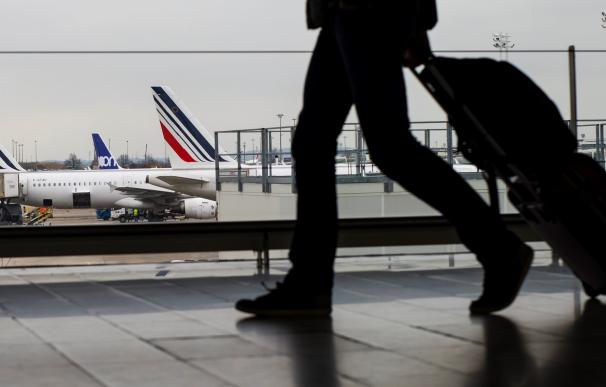 Un pasajero camina por una terminal del aeropuerto Charles de Gaulle (EFE/ Ian Langsdon)