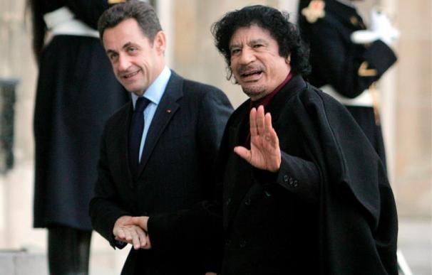Nicolas Sarkozy y Muammar Gadafi en una imagen de diciembre de 2007.