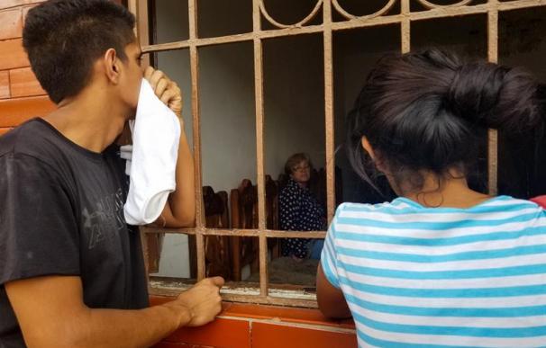 Familiares de los presos del centro de reclusión de la Comandancia General de la Policía de Carabobo participan en el velatorio de sus parientes en una funeraria local hoy, jueves 29 de marzo de 2018 en Valencia (Venezuela). Las autoridades venezolanas ha