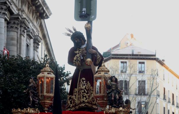 Momento en el que la cruz del paso del Jesús del Gran Poder se rompe al chocar contra un semáforo de la calle Toledo de Madrid, poco después de la salida del Cristo de la Colegiata de San Isidro.