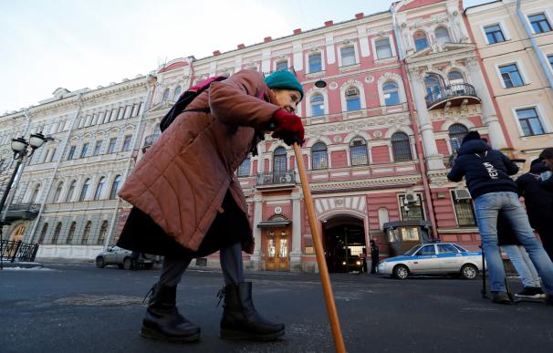Una anciana rusa pasa delante del Consulado General de EE. UU. en San Petersburgo (Rusia)