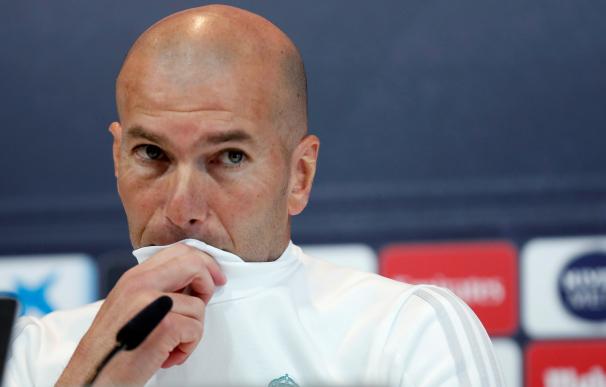 El entrenador francés del Real Madrid Zinedine Zidane, durante la rueda de prensa tras el entrenamiento en la Ciudad Deportiva de Valdebebas, preparatorio del partido de la trigésima jornada de La Liga Santander que mañana disputará contra Las Palmas. EFE