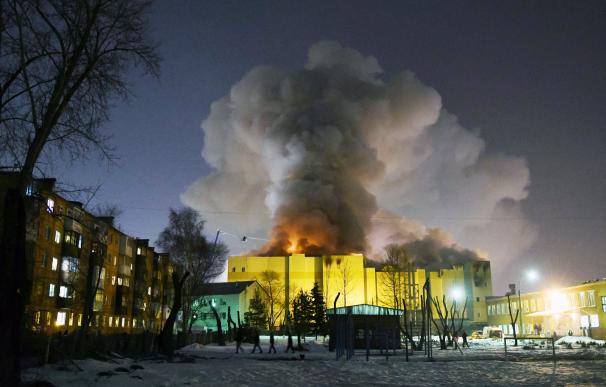 Una columna de humo se eleva sobre el centro comercial de la ciudad rusa de Kémerovo (EFE/ Alexander Patrin/a42.ru)