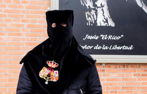 El preso J.M.G.R., que será liberado de su condena por la Cofradía "El Rico" de Málaga, posando en el Centro Penitenciario de Alhaurín de la Torre (Málaga). EFE/Juan Miguel Pérez Ramos