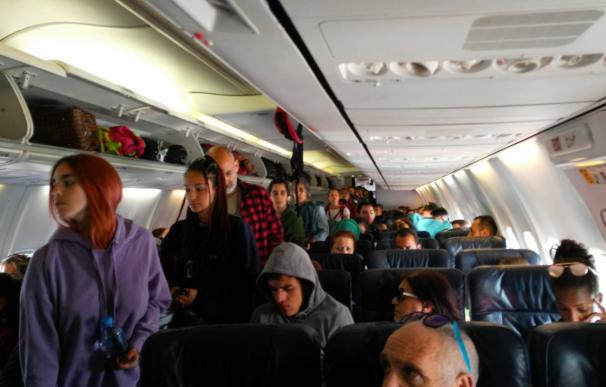Los pasajeros ya embarcados para regresar a casa (Imagen: Veronica Ordoñez @Verito_OL)
