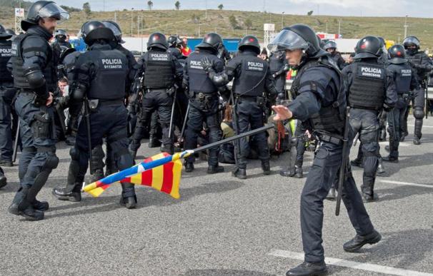 Imagen de los disturbios en las vías catalanas esta mañana.