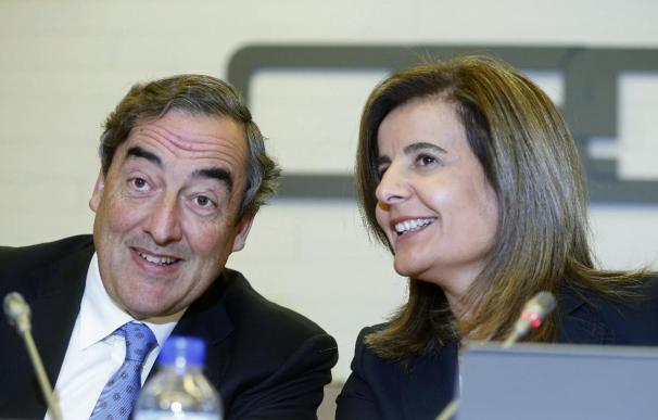 La ministra de Empleo, Fátima Báñez, y el presidente de CEOE, Juan Rosell.