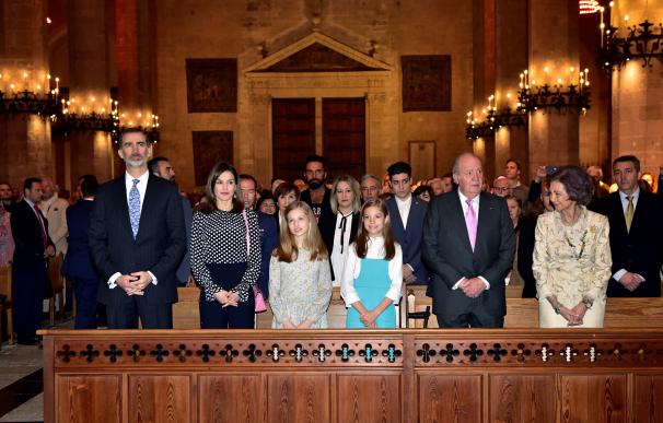 Los reyes Felipe y Letizia, sus hijas, la princesa Leonor y la infanta Sofía, y los reyes don Juan Carlos y doña Sofía en la Catedral de Mallorca. EFE/Atienza