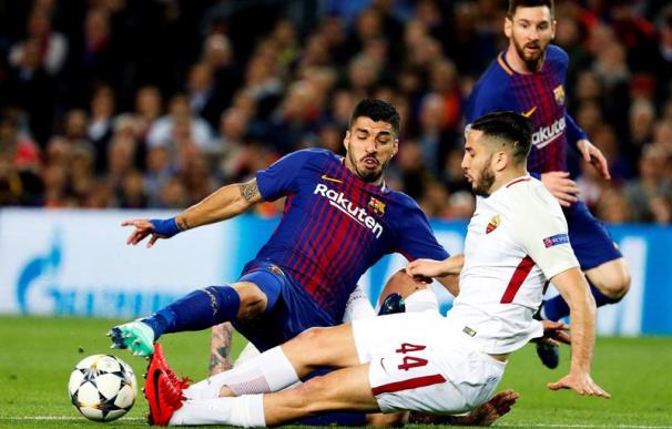 Fotografía de Luis Suárez, delantero del Fútbol Club Barcelona, peleando un balón