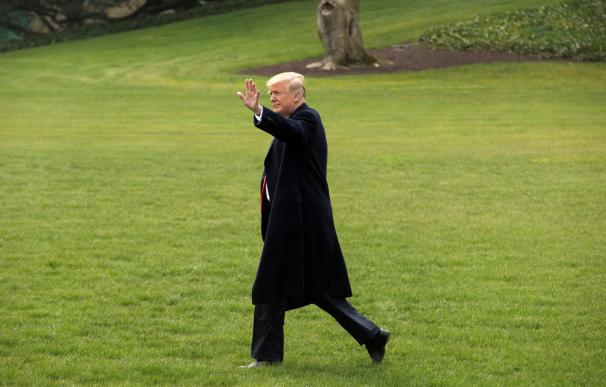 El presidente de los Estados Unidos, Donald J. Trump, saluda antes de subir al helicóptero presidencial Marine One para dirigirse a Ohio, en Washington, Estados Unidos, el 29 de marzo de 2018. EFE/ Michael Reynolds