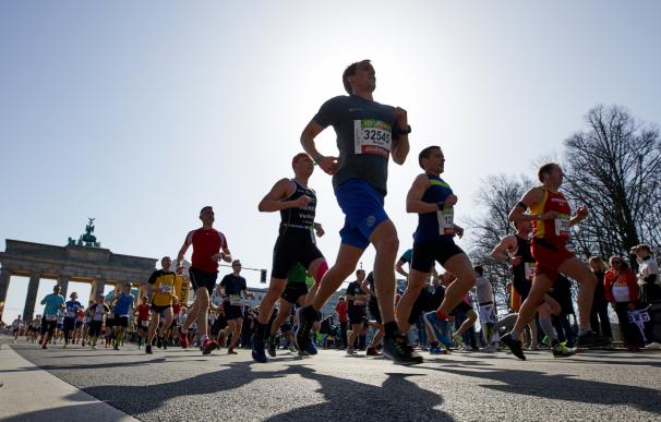 Participantes de la Medio Maratón celebrada en Berlín este domingo 8 de abril de 2018. EFE/EPA/HAYOUNG JEON