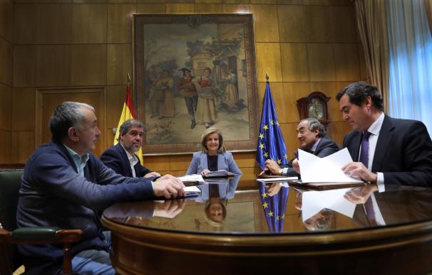 Fotografía Báñez en la reunión, con CEOE y sindicatos