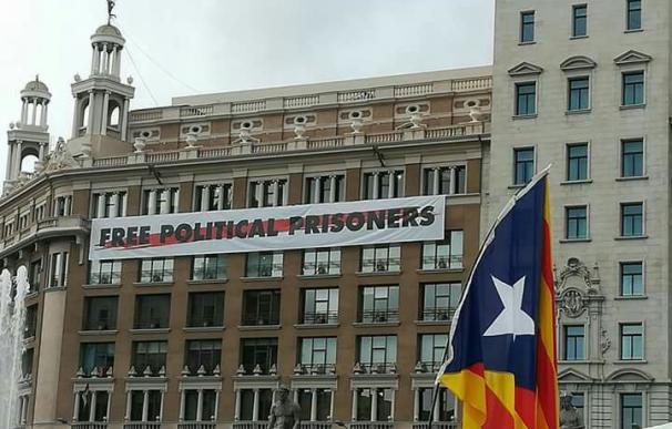 Pancarta independentista en Plaza Cataluña.