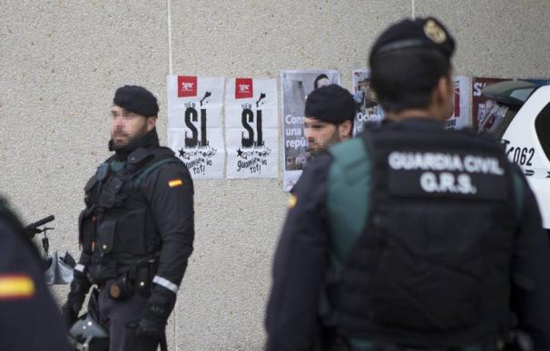 Agentes de la Guardia Civil durante otro registro en Sabadell por el 1-O