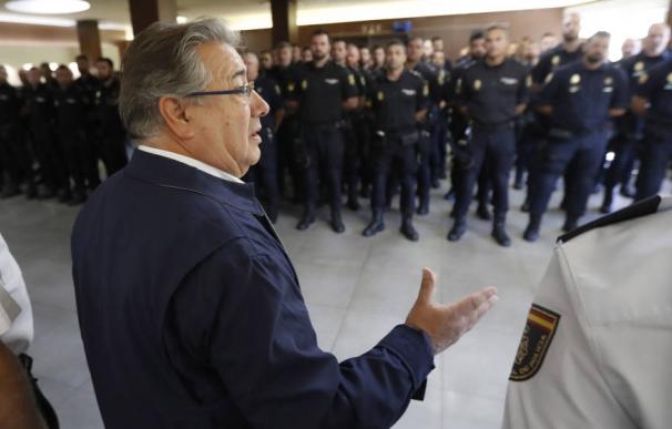 Zoido durante su visita a los policías desplazados a Cataluña