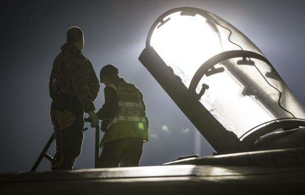 Un piloto de la RAF sube a la cabina de un Tornado en Akrotiri, Chipre, el 14 de abril de 2018 (EFE / EPA / Cpl L MATTHEWS)