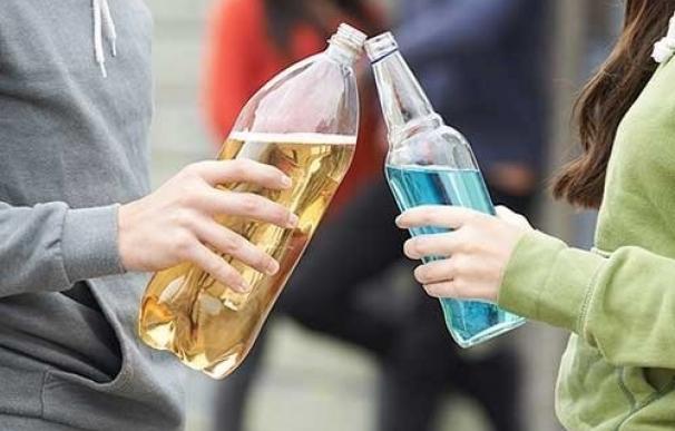 Los menores de edad que intentan comprar alcohol en España lo consiguen el 57% de las veces, según estudio de OCU