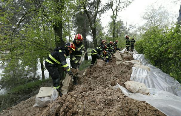 Fotografía de trabajos de la Unidad Militar de Emergencias (UME) en Pina de Ebro
