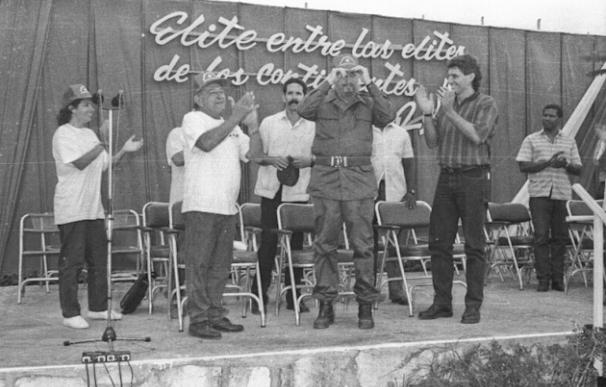 Un joven Miguel Díaz-Canel junto a Fidel Castro
