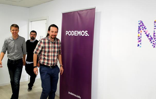 El líder de Podemos, Pablo Iglesias (d), el diputado Íñigo Errejón (i) y el secretario general de la formación en Madrid, Ramón Espinar (c). EFE/Nicolás Rodríguez