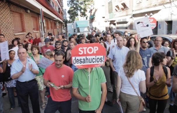 Vecinos y miembros de la Plataforma de Afectados por la Hipoteca (PAH) de Madrid consiguen frenar otro desahucio