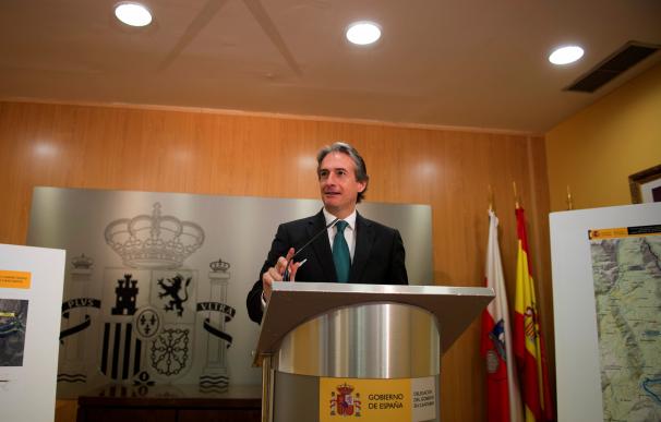 l ministro de Fomento, Iñigo de la Serna, durante la presentación de la Variante de Lanestosa (N-629) hoy en Santander. EFE/Pedro Puente Hoyos