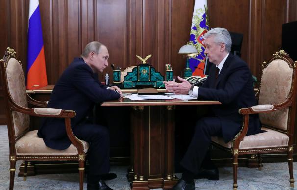 Valdimir Putin durante una reunión con el Mayor Sergei Sobyanin en Moscú