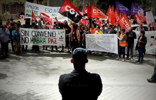 Los trabajadores de Amazon se han manifestado en el centro de Madrid para reclamar la recuperación del antiguo convenio específico (EFE/ Fernando Villar)