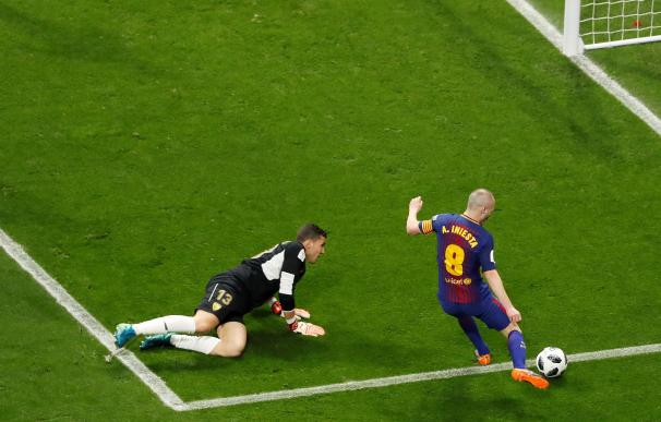 El centrocampista del FC Barcelona, Andrés Iniesta (d), supera al guardameta del Sevilla, David Soria para el cuarto (EFE/Juan Carlos Hidalgo)