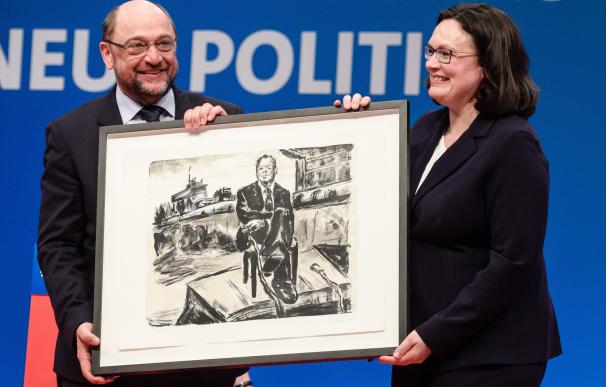 Schulz y Nahles posan con un cuadro que recuerda a Willy Brandt