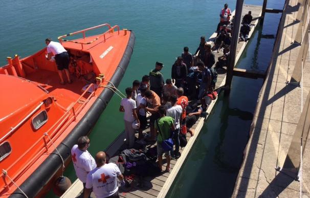 Interceptada y trasladada al puerto de Motril una patera con 19 inmigrantes magrebíes a bordo