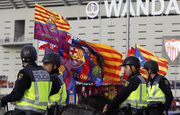 Banderas a la puerta del Wanda en la final de la Copa del Rey