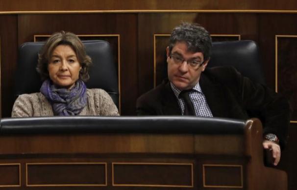 Isabel García Tejerina y Álvaro Nadal en el Congreso.