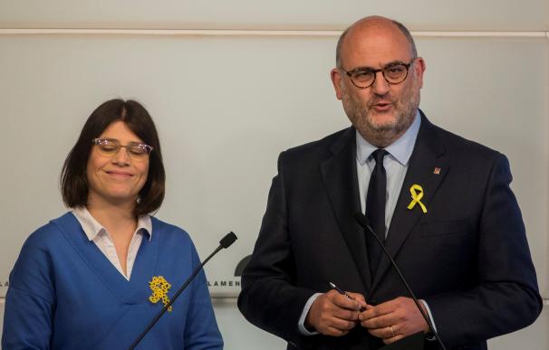 El portavoz adjunto de Junts per Catalunya (JxCat), Eduard Pujol (d) y la diputada Gemma Geis