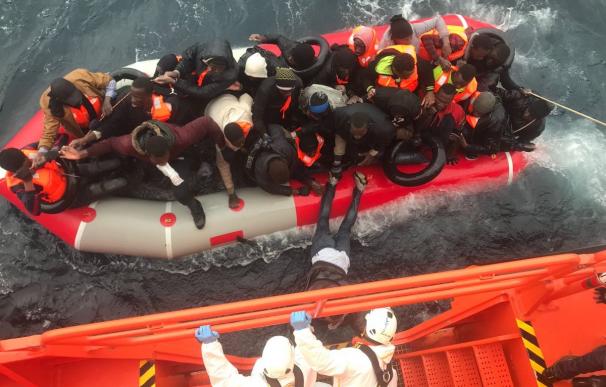Rescate realizado por la Guardamar Polimnia de los ocupantes de una patera el pasado 25 de abril (Foto: Salvamento Marítimo)