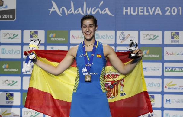 La española Carolina Marín recibe la medalla de oro tras vencer a la rusa Evgeniya Kosetskaya en el partido de individual femenino en la final del campeonato Europeo de Bádminton celebrado en Huelva. EFE/Jose Manuel Vidal.