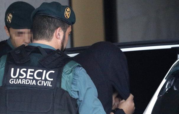 José Enrique Abuín, alias "El Chicle" (c), a su llegada al juzgado de Ribeira