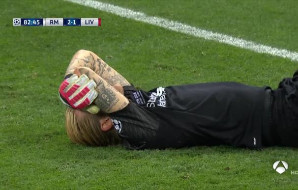 Karius desolado tras uno de sus errores ante el Real Madrid en la final de Champions