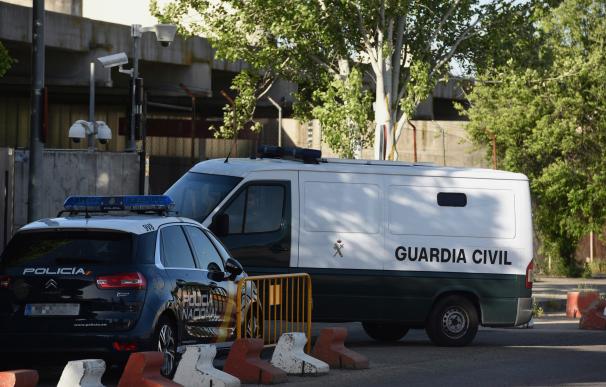 Un furgón de la Guardia Civil entra en la Audiencia Nacional donde hoy tiene lugar la undécima y previsiblemente última jornada del juicio contra los ocho presuntos agresores de dos guardias civiles en Alsasua (Navarra),