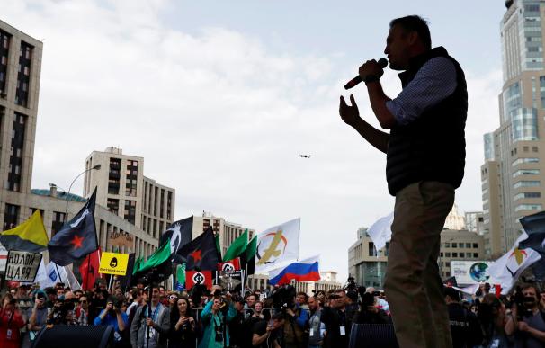 El líder opositor ruso, Alexéi Navalni (c), ofrece un discurso durante una marcha a favor de la libertad en Internet el pasado 30 de abril (EFE/ Sergei Ilnitsky)