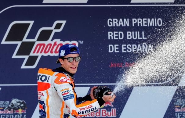 El piloto español Marc Marquez (Repsol Honda) celebra su victoria tras ganar la carrera en el Gran Premio de España de Motociclismo ( EFE/José Manuel Vidal)