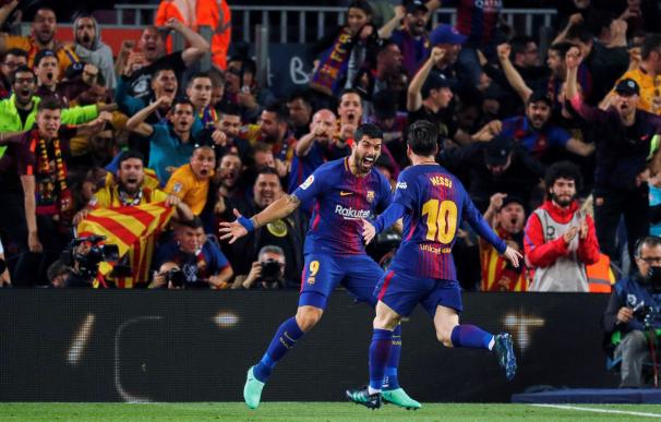 Suárez y Messi festejan uno de los goles del Barcelona