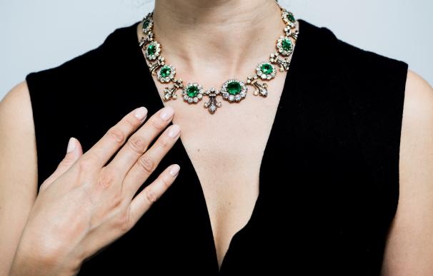 Una modelo luce una gargantilla de esmeraldas y brillantes de finales del siglo XIX diseñada por Tiffany durante la presentación de la próxima subasta de Christies' en Ginebra (Suiza), hoy, 11 de mayo de 2018. La joya podría alcanzar un precio de entre 60