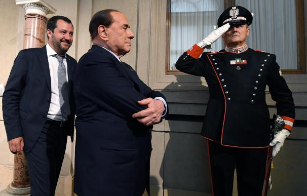 El líder de la coalición de derechas, Matteo Salvini, (i) junto al líder del partido Forza Italia, Silvio Berlusconi, (c), el 7 de mayo de 2018. EFE/ Ettore Ferrari